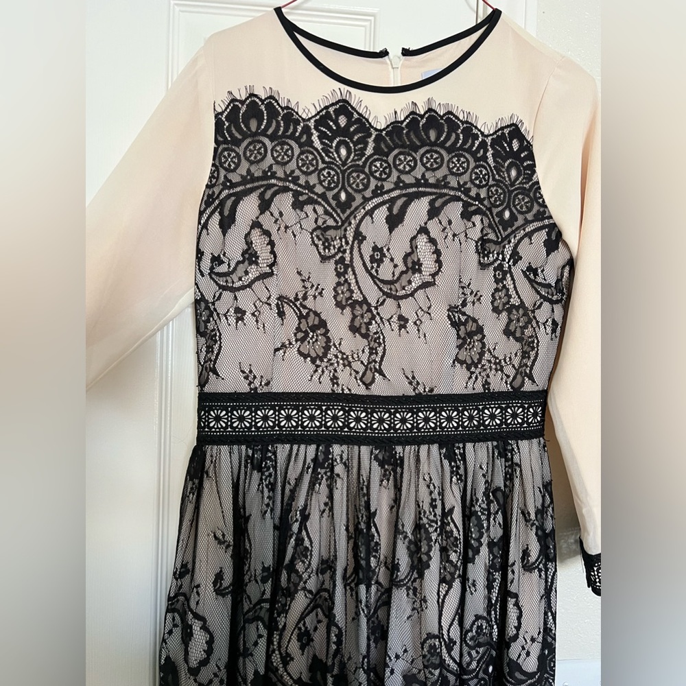 Size M Dainty Jewell’s dress. Worn only once. No stains or tears.